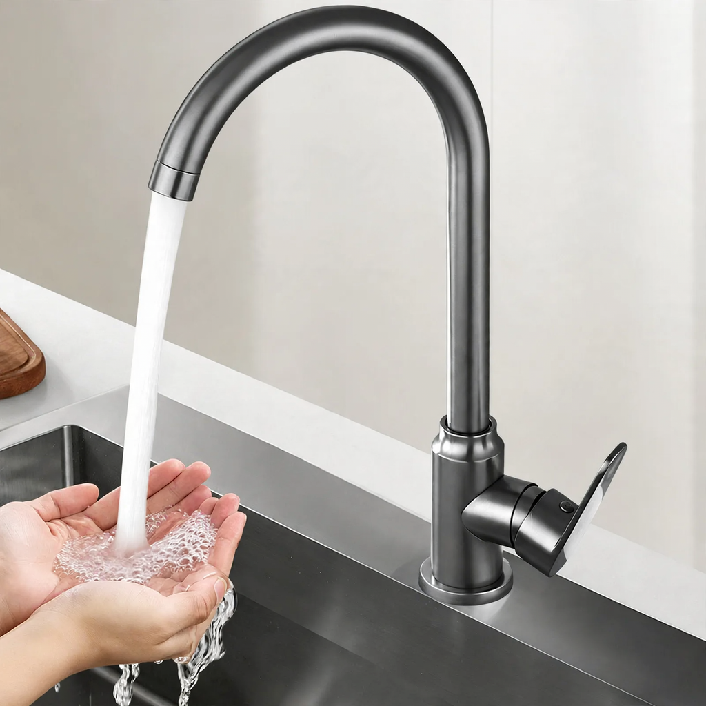 Kitchen faucet with splash guard, single lever operation — product view 1