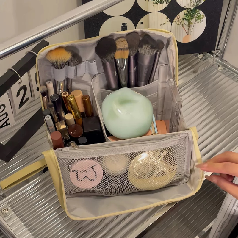 LoungeYard | Ultimate Travel Make-Up Bag — product view 3