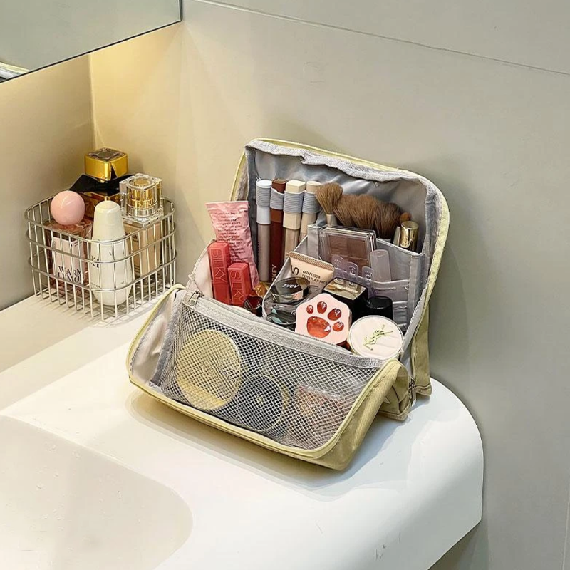 LoungeYard | Ultimate Travel Make-Up Bag — product view 5