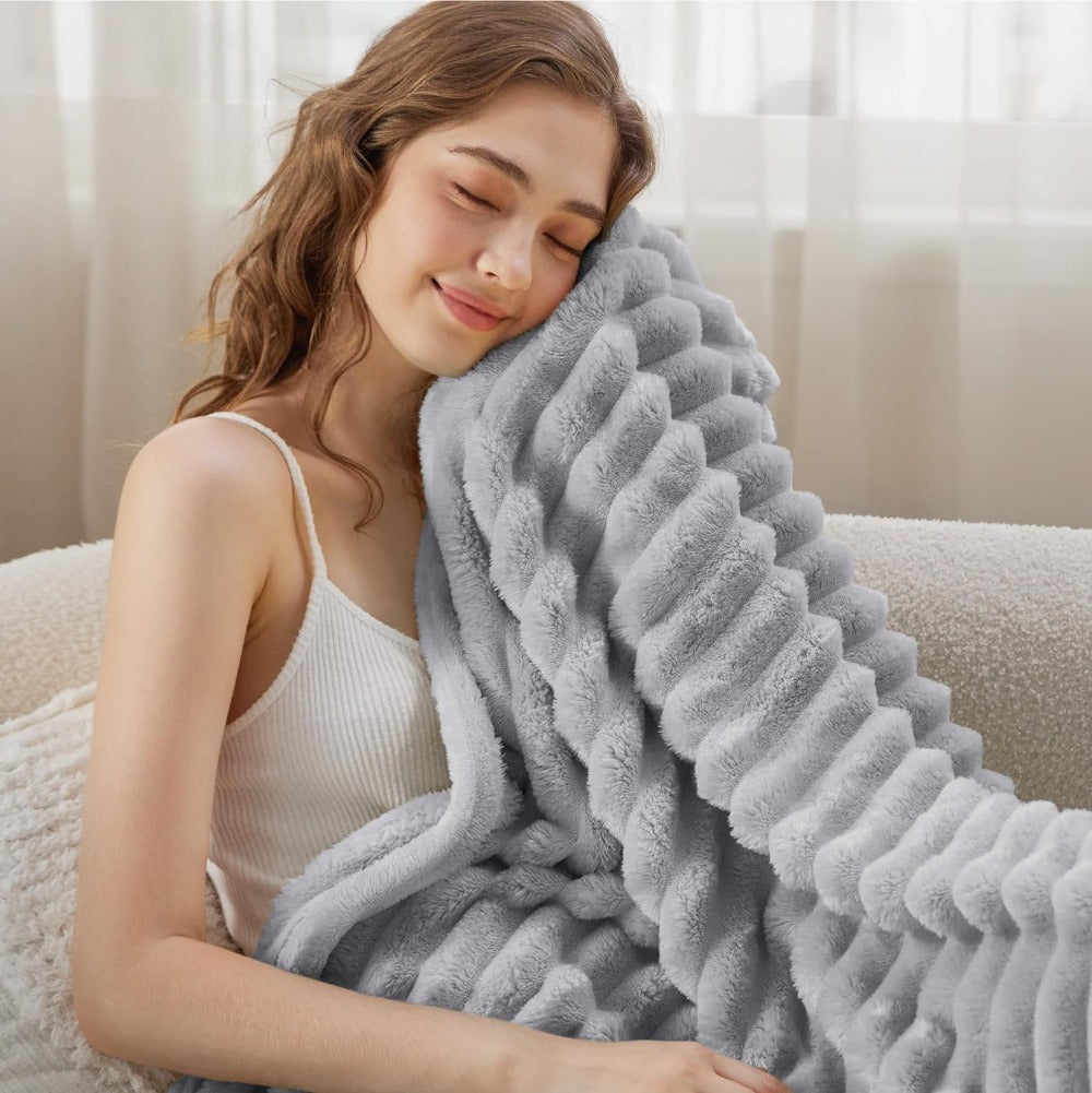 LoungeYard | Plush Faux Fur Blanket Throw — product view 4