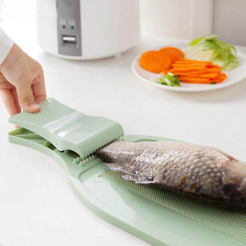 LoungeYard | Creative Fish Cutting Board with Clip — product view 3