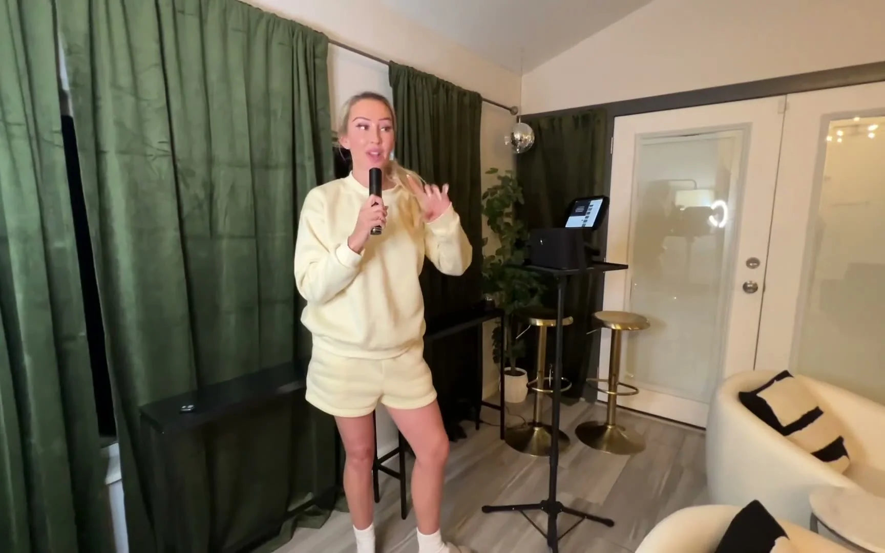 Everyone grabs the mic
